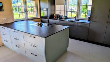 KylskÄp, mikrovÄgsugn, ugn och spishÀll