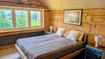 4 bedrooms, desk, iron/ironing board, free WiFi