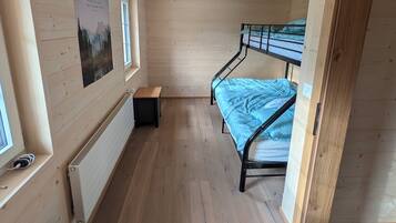 4 bedrooms, desk, iron/ironing board, WiFi (free)