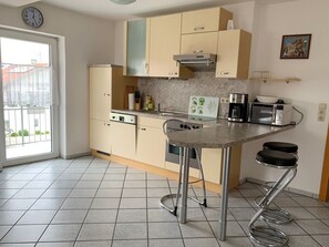 Fridge, microwave, oven, dishwasher - Apartment Burghausen, 2 bedrooms and balcony (Unterneukirchen)