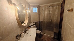 Regadera, secadora de cabello, jabón, papel de baño 