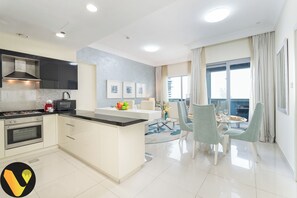 Luxury-Apartment, Balkon, Stadtblick | Eigene Küche | Großer Kühlschrank, Mikrowelle, Ofen, Herdplatte