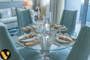 Luxury-Apartment, Balkon, Stadtblick | Essbereich im Zimmer