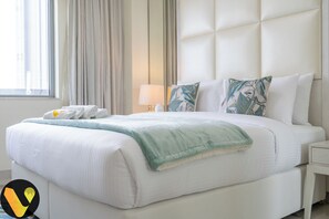 Luxury-Apartment, Balkon, Stadtblick | Bügeleisen/Bügelbrett, Babybetten, kostenloses WLAN, Bettwäsche