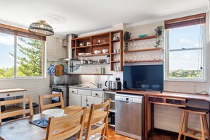 Fridge, microwave, oven, stovetop - River Vistas - Fremantle Port Views (North Fremantle)