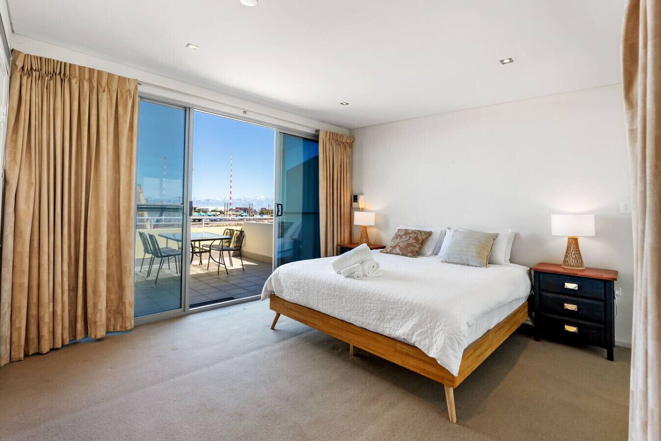 2 bedrooms, desk, iron/ironing board, WiFi