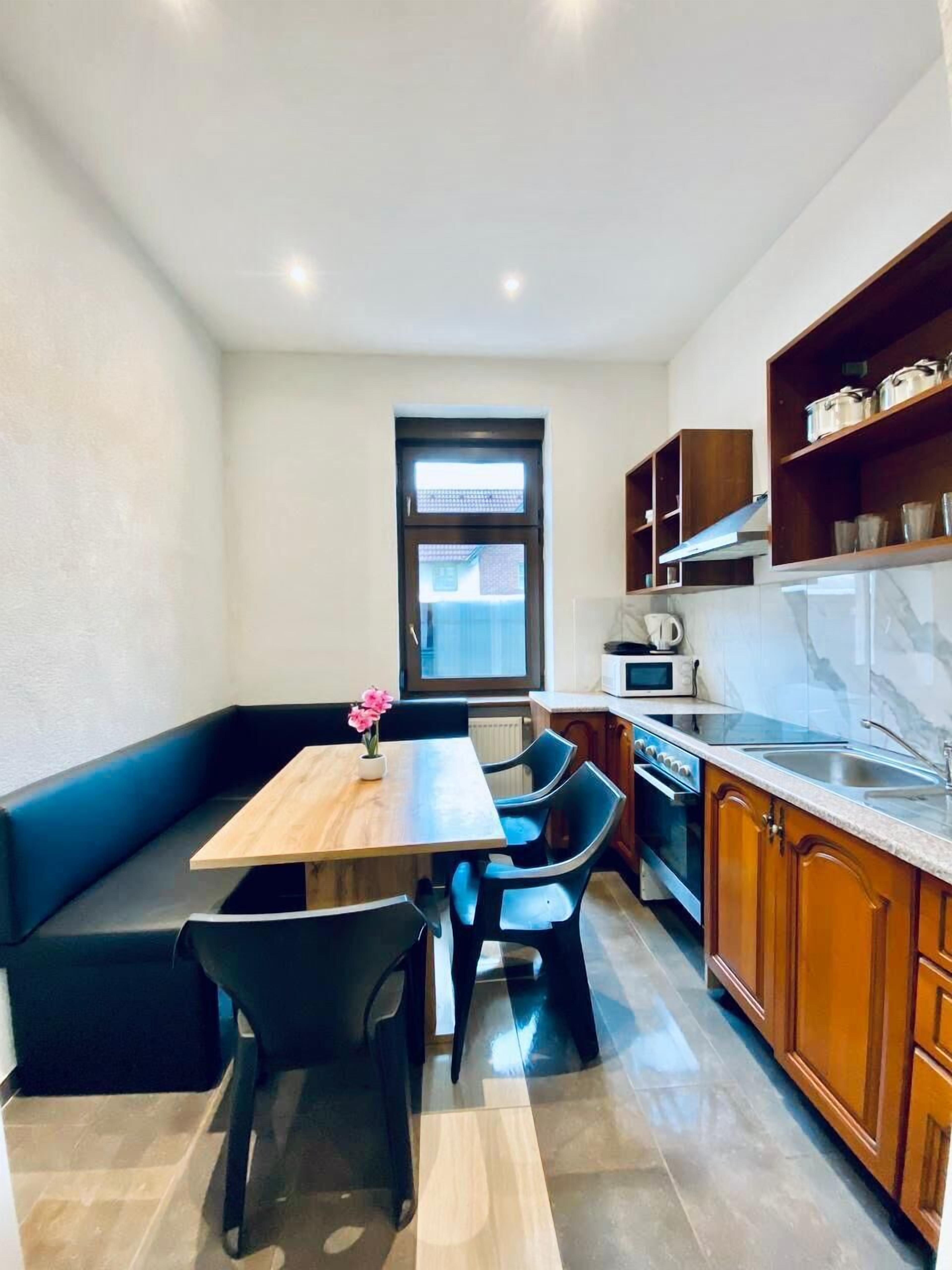 شقة بتجهيزات أساسية | مطبخ خاص | ثلاجة، ميكروويف، فرن، موقد طهي مسطح