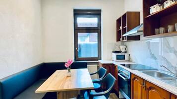 Basic Apartment | Private kitchen | Fridge, microwave, oven, stovetop