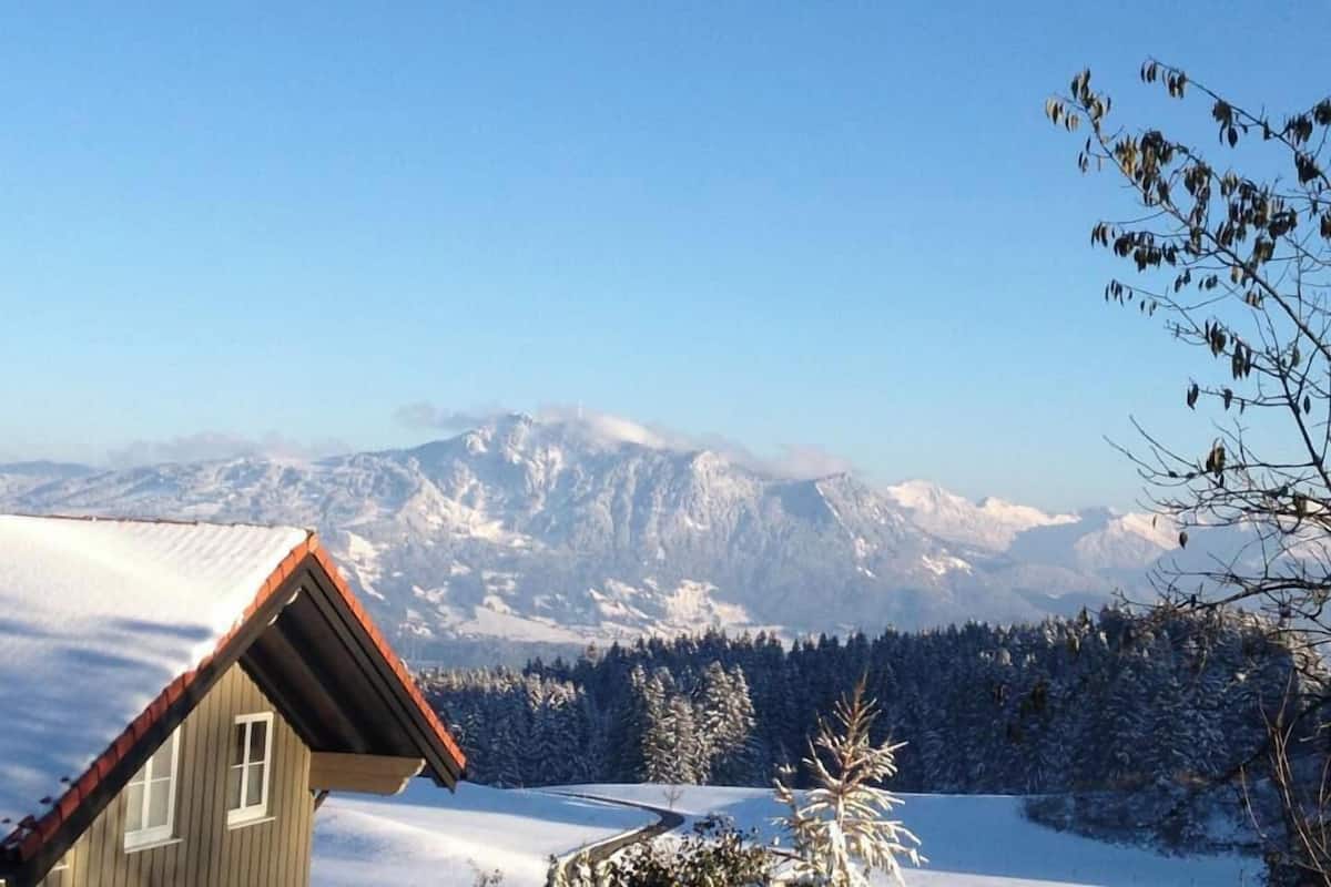 Departamento estándar, vista a la montaña | Espacio para trabajar con laptop, insonorización y wifi gratis