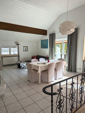 Apartamento família, 2 quartos, cozinha | Escrivaninha, espaço de trabalho para notebook, quartos à prova de som