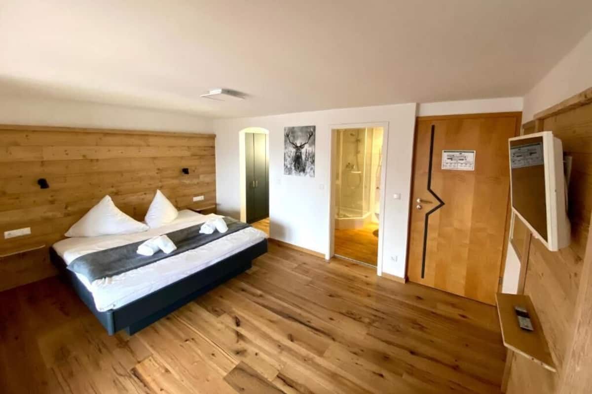 Habitación doble Confort, vista a la montaña | Espacio para trabajar con laptop, insonorización y wifi gratis