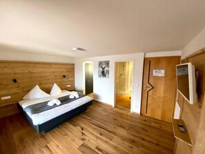 Habitación doble Confort, vista a la montaña | Espacio para trabajar con laptop, insonorización y wifi gratis