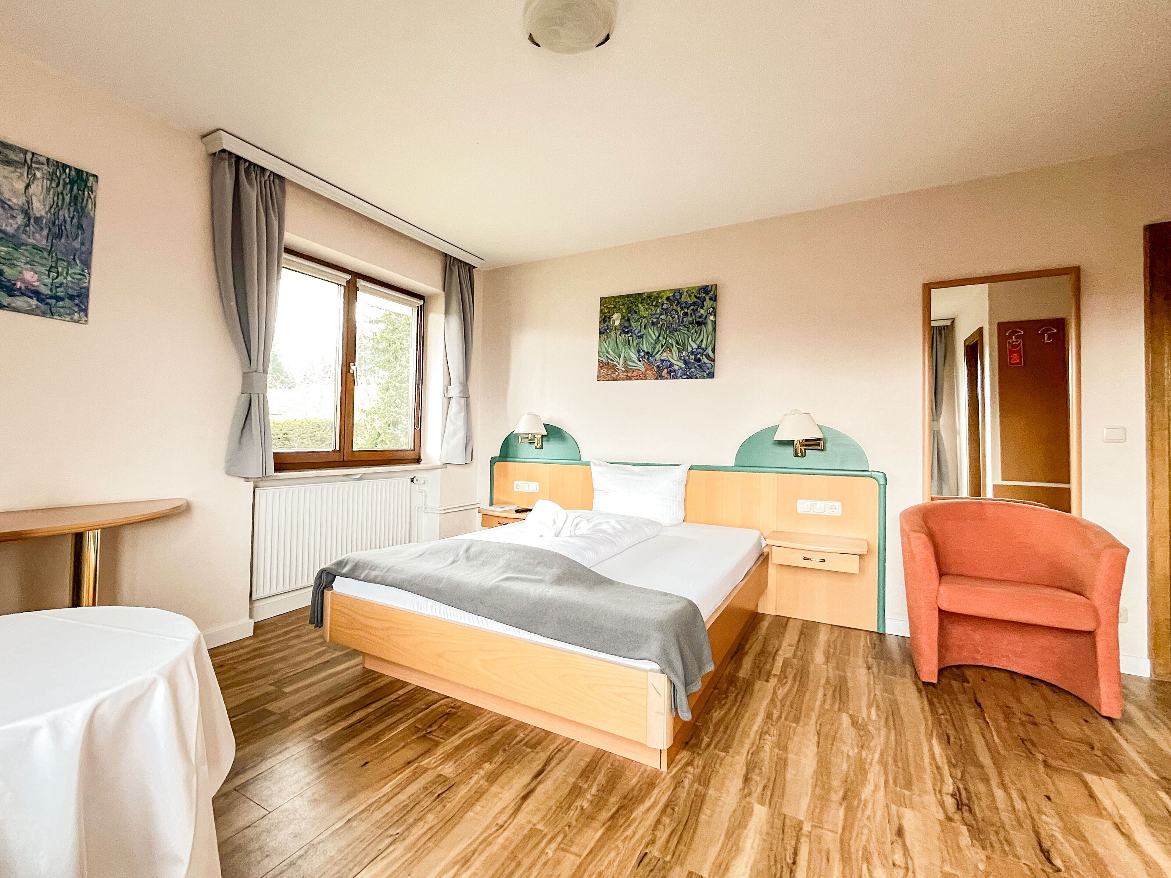 Habitación individual clásica, vistas al jardín | Espacio para trabajar con un portátil y sistema de insonorización