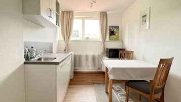 Apartamento tradicional, vistas a la montaña | Cocina privada | Frigorífico pequeño, microondas, horno y placa de cocina