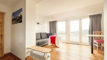 Panoramic-Doppelzimmer, 1 Queen-Bett und Schlafsofa, Bergblick | Schreibtisch, laptopgeeigneter Arbeitsplatz, schallisolierte Zimmer