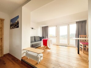 Quarto casal panorâmico, 1 cama Queen e sofá-cama, vista para a montanha | Escrivaninha, espaço de trabalho para notebook, quartos à prova de som