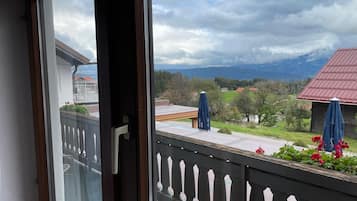 Habitación individual clásica, balcón, vistas a la montaña | Espacio para trabajar con un portátil y sistema de insonorización