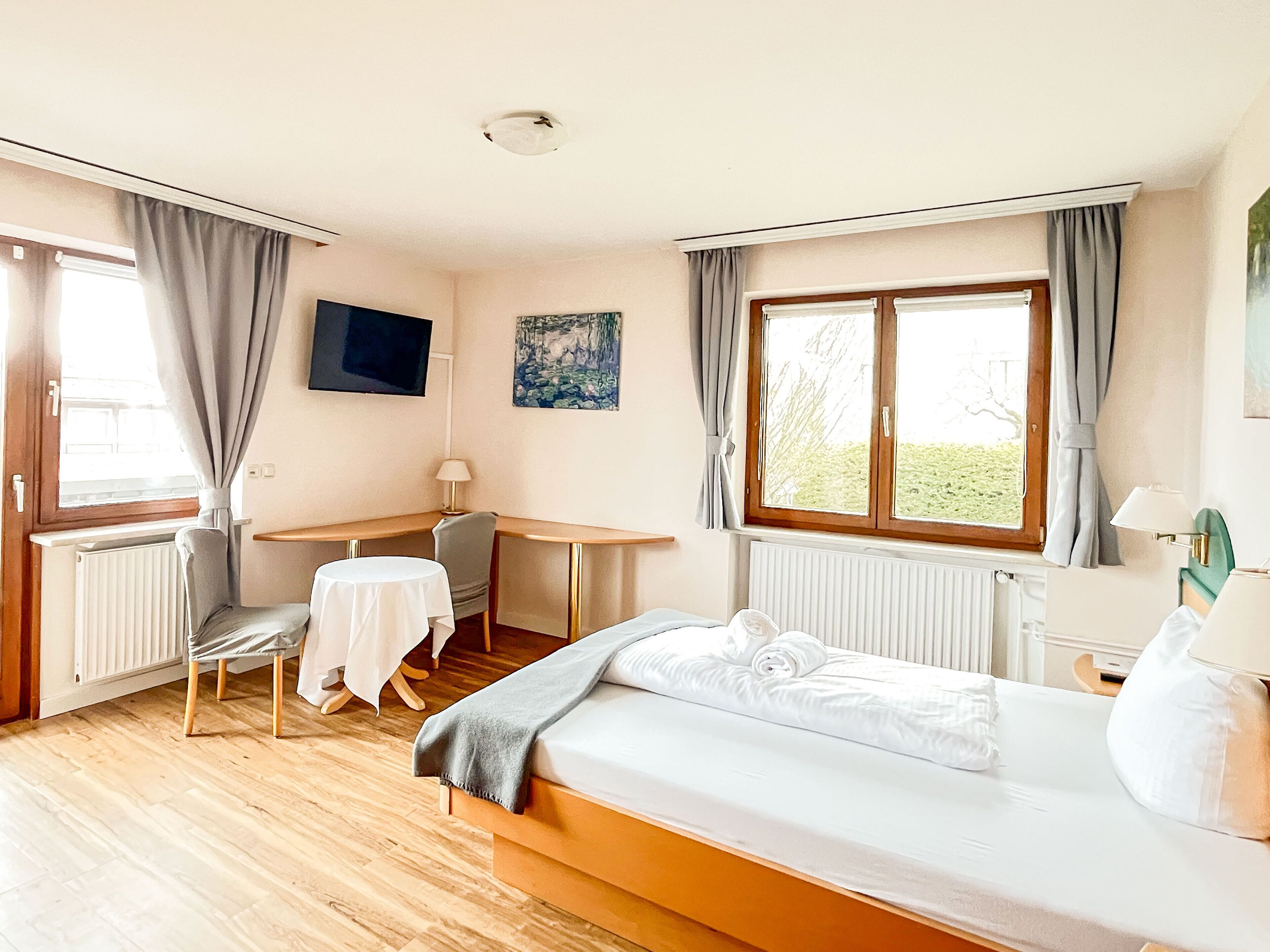 Laptopgeeigneter Arbeitsplatz, schallisolierte Zimmer, kostenloses WLAN