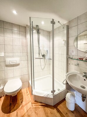 Classic Single Room, 1 Bedroom, Garden View | Bathroom | Hair dryer, towels, soap, shampoo