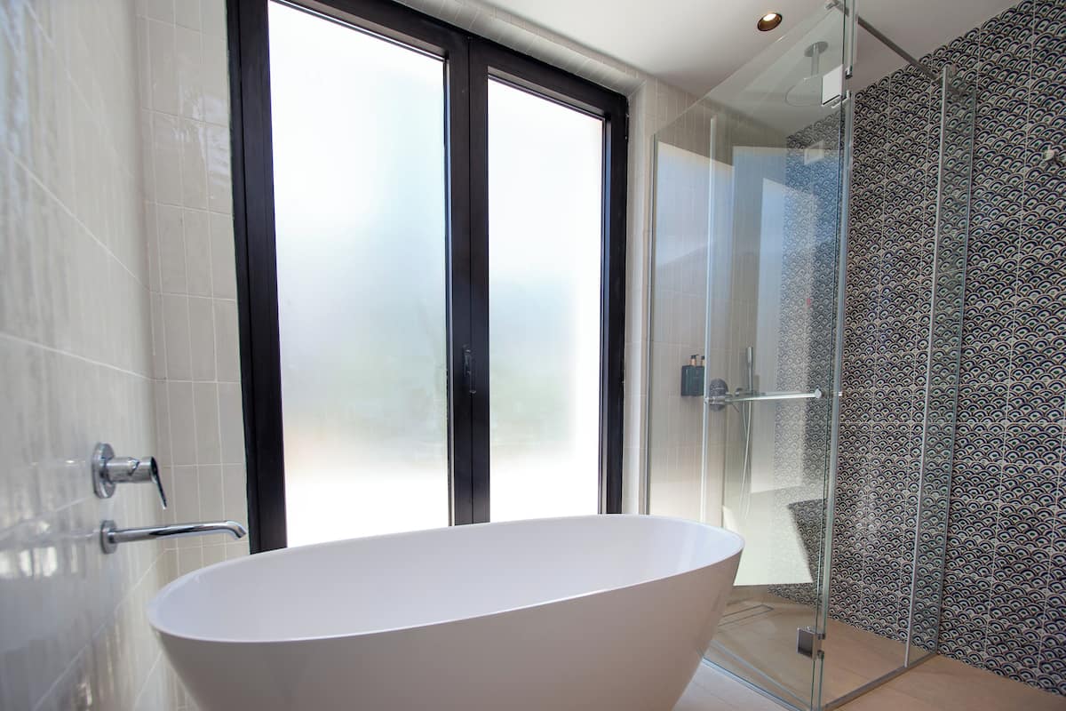 Deluxe Studio Suite | Bathroom | Shower, hair dryer, slippers, towels