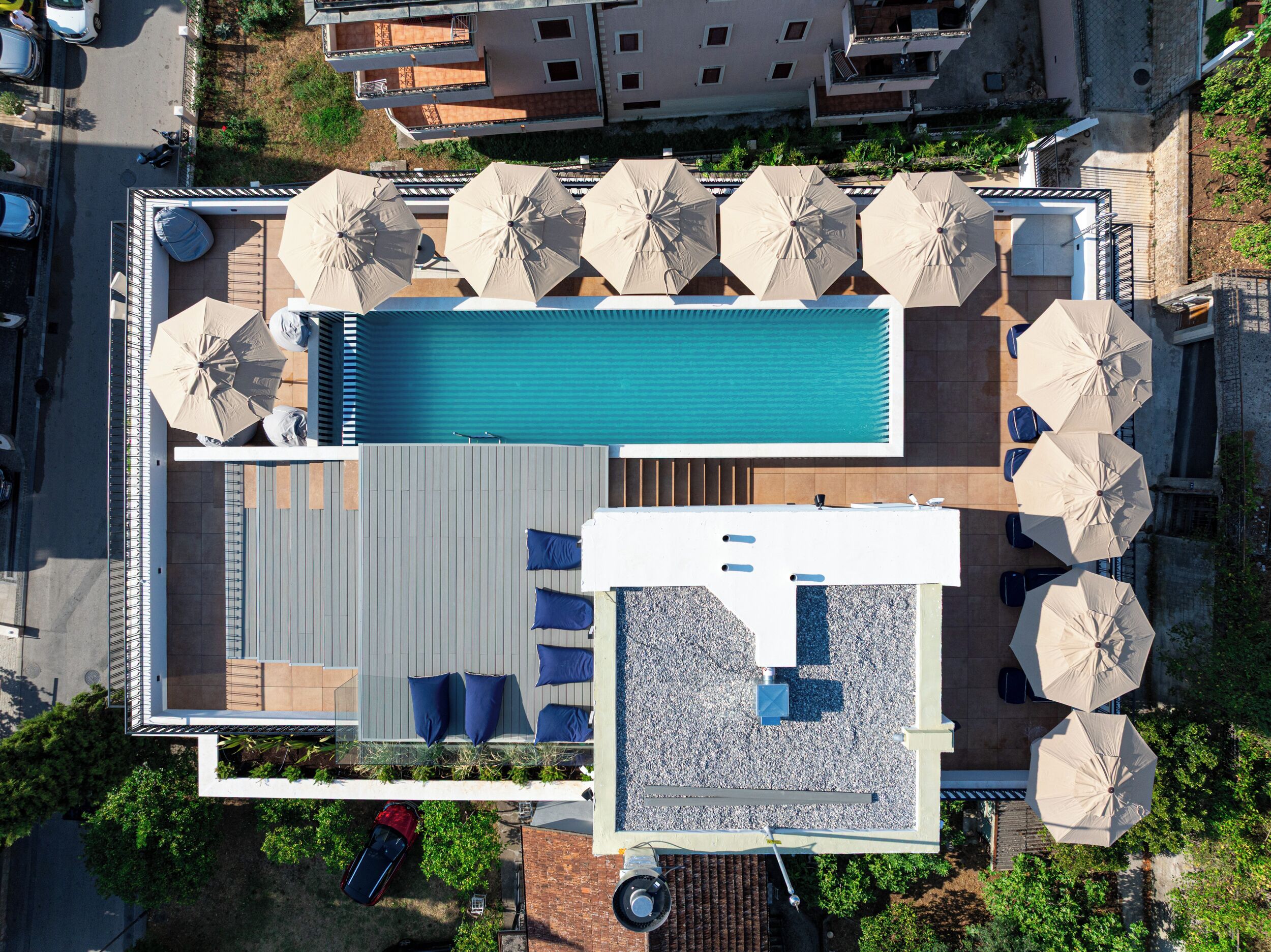 Una piscina al aire libre de temporada, sombrillas