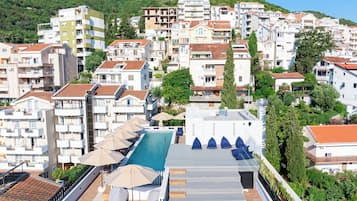 Piscina stagionale all'aperto, ombrelloni da piscina, lettini