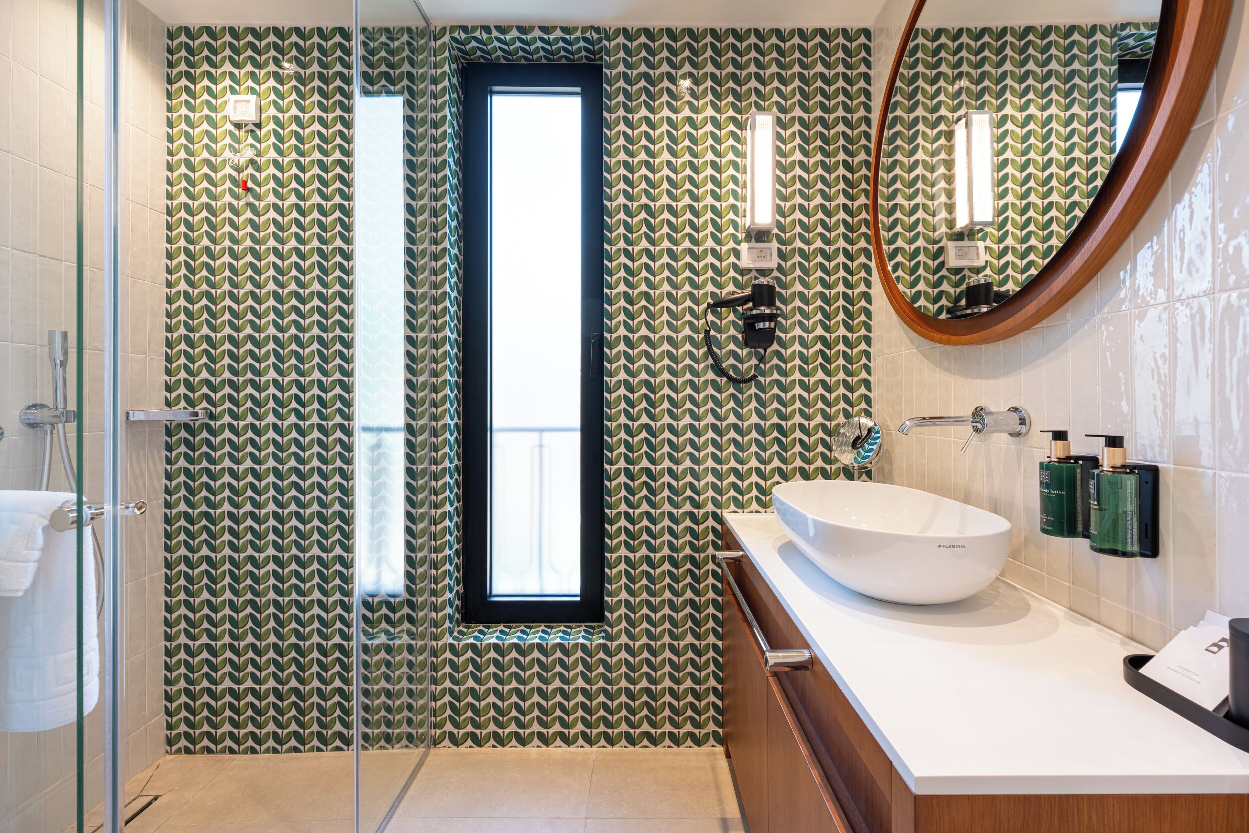 Habitación estándar con 1 cama doble o 2 individuales | Ducha del cuarto de baño