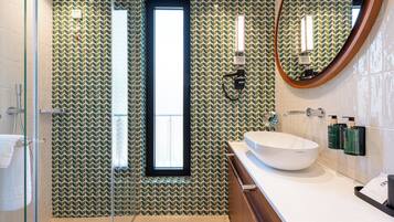 Habitación estándar con 1 cama doble o 2 individuales | Ducha del cuarto de baño