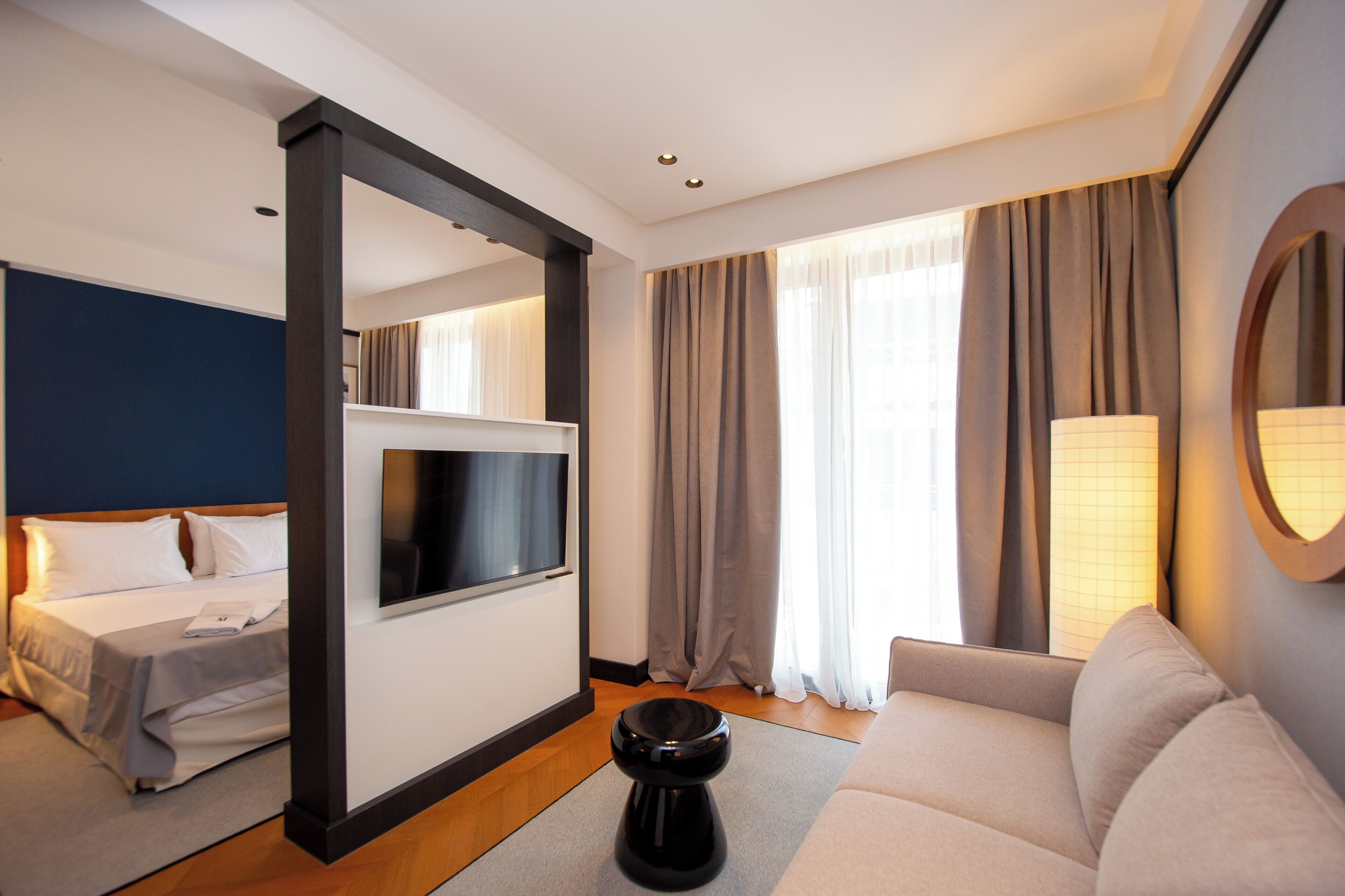 Junior Studio Suite | Living area | 40-inch Smart TV with cable channels