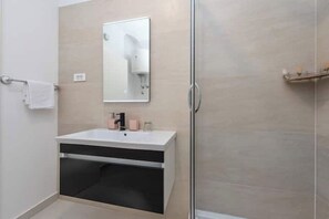 Shower, hair dryer, towels, soap - Villa Isola apartments 2 (Novalja)