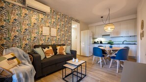 Un apartamento moderno con sala de estar, comedor y cocina.