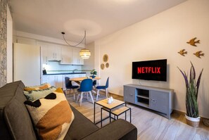 Smart TV - Private Chill-out | NETFLIX| 8min Beach | Family (Vera)