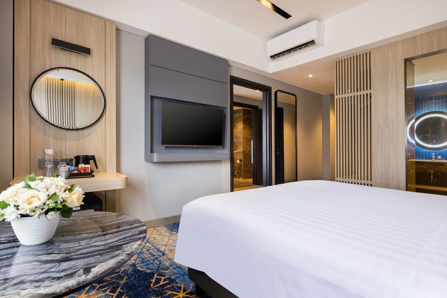 Deluxe Room | Desk, bed sheets