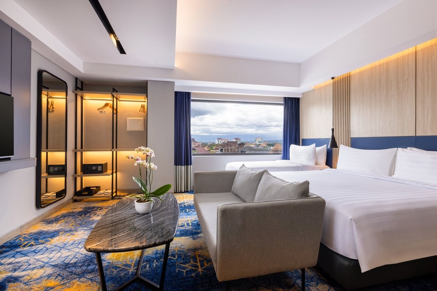 Family Room | Desk, bed sheets