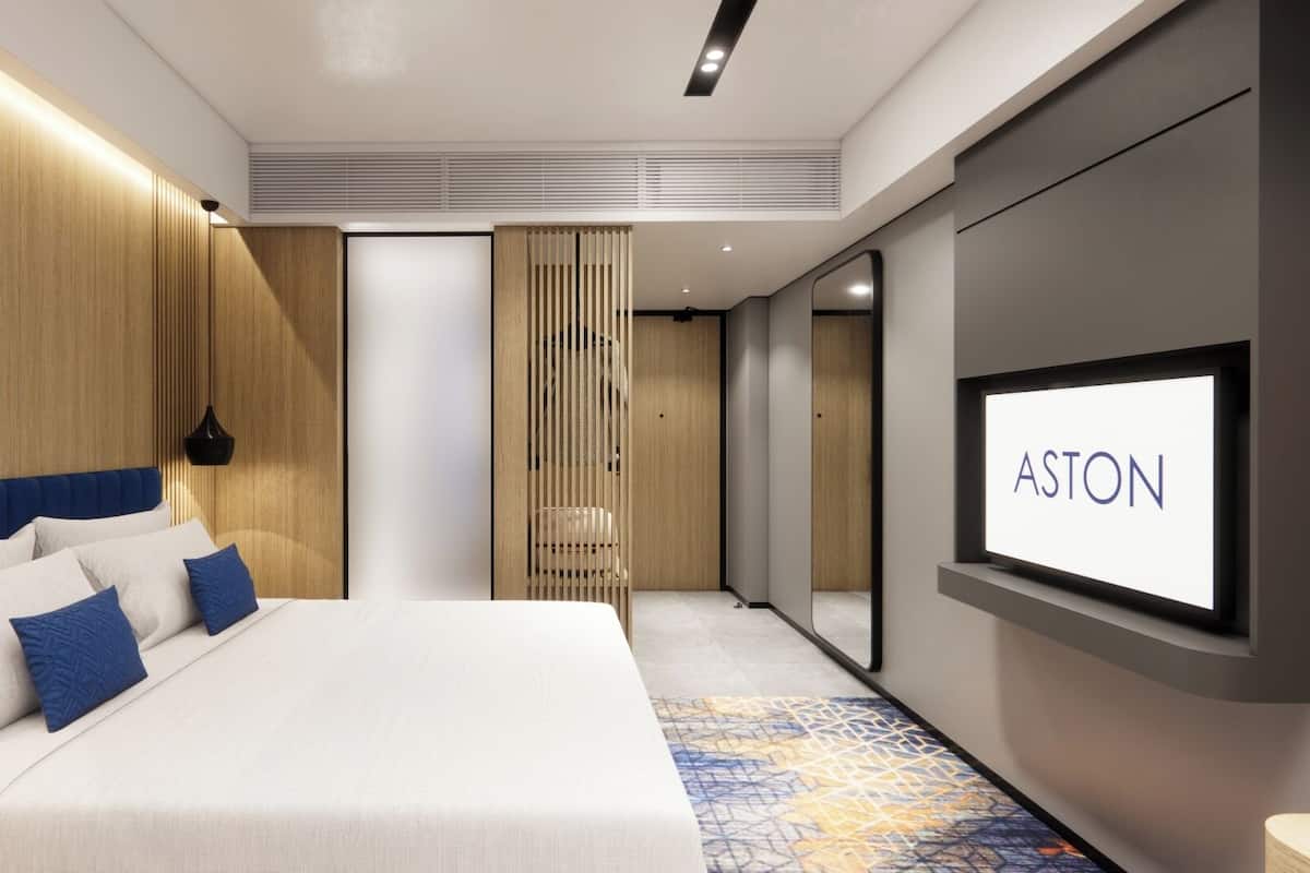 Deluxe Room | Desk, bed sheets