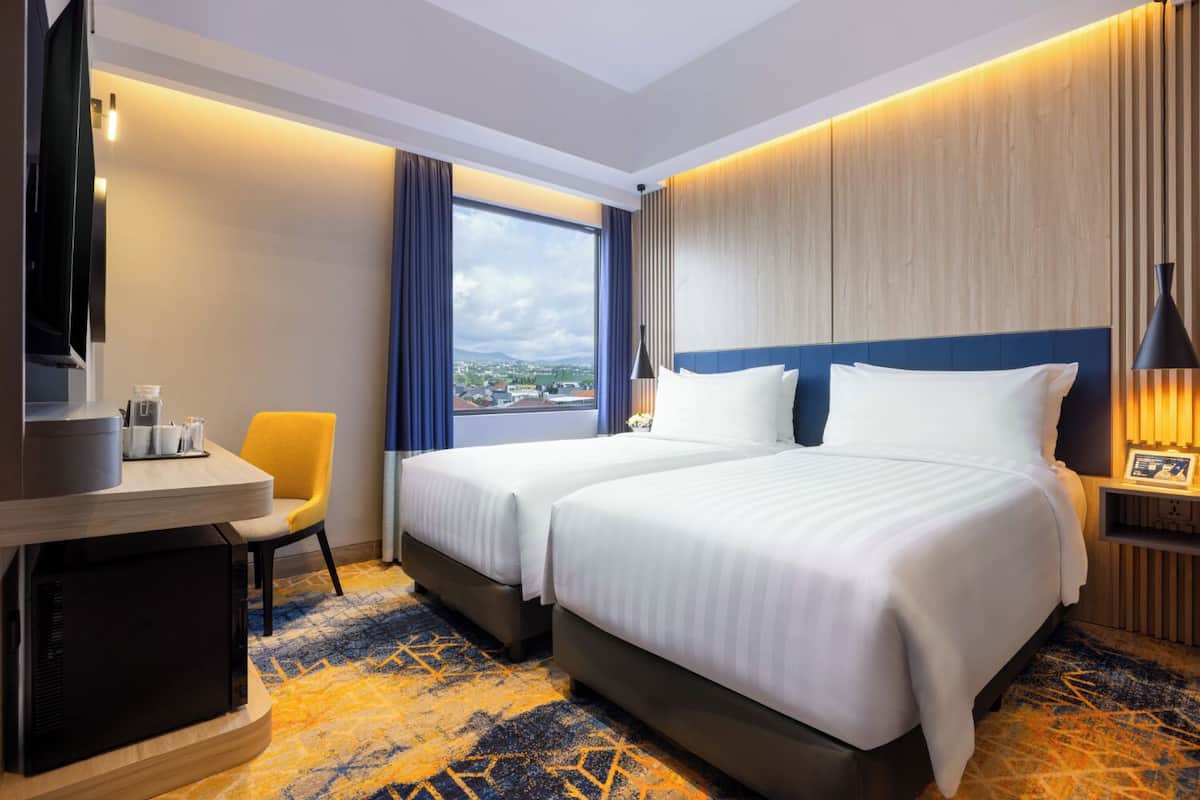 In-room safe, desk, bed sheets