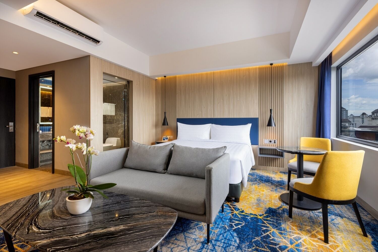 Junior Room | In-room safe, desk, bed sheets