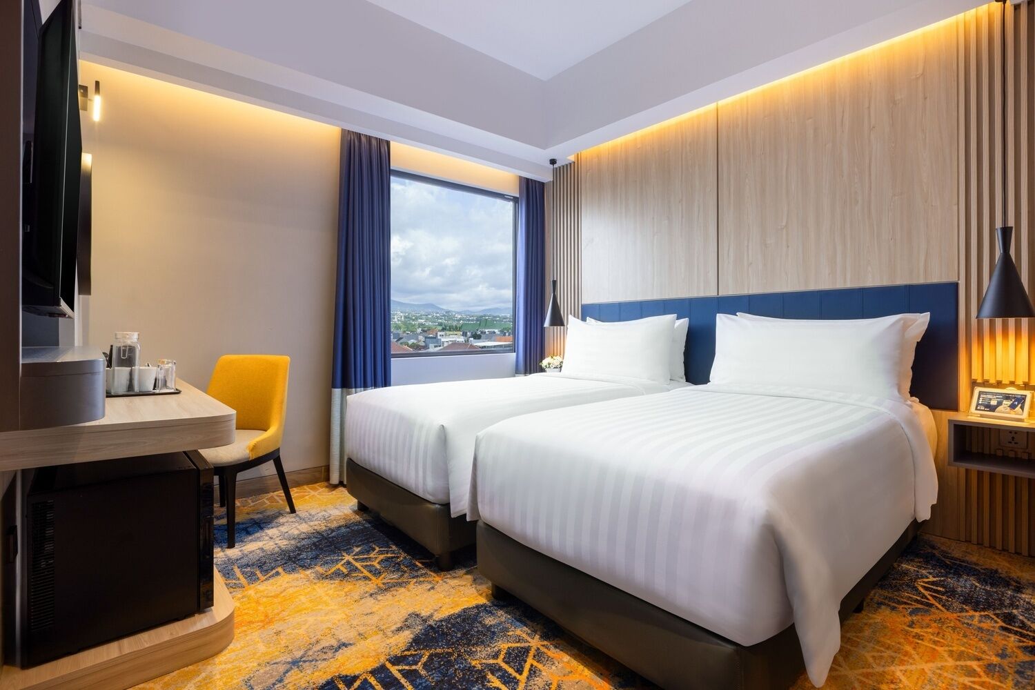 Superior Room | Desk, bed sheets