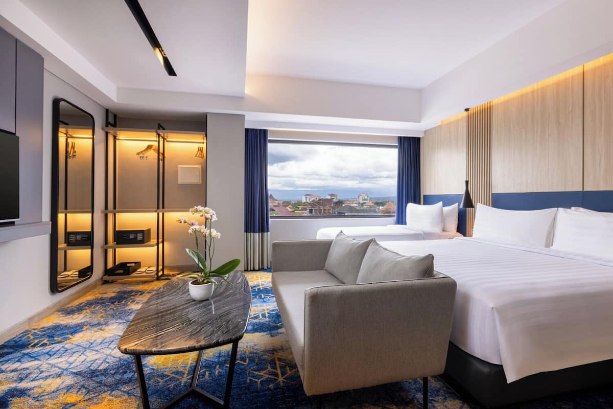 In-room safe, desk, bed sheets