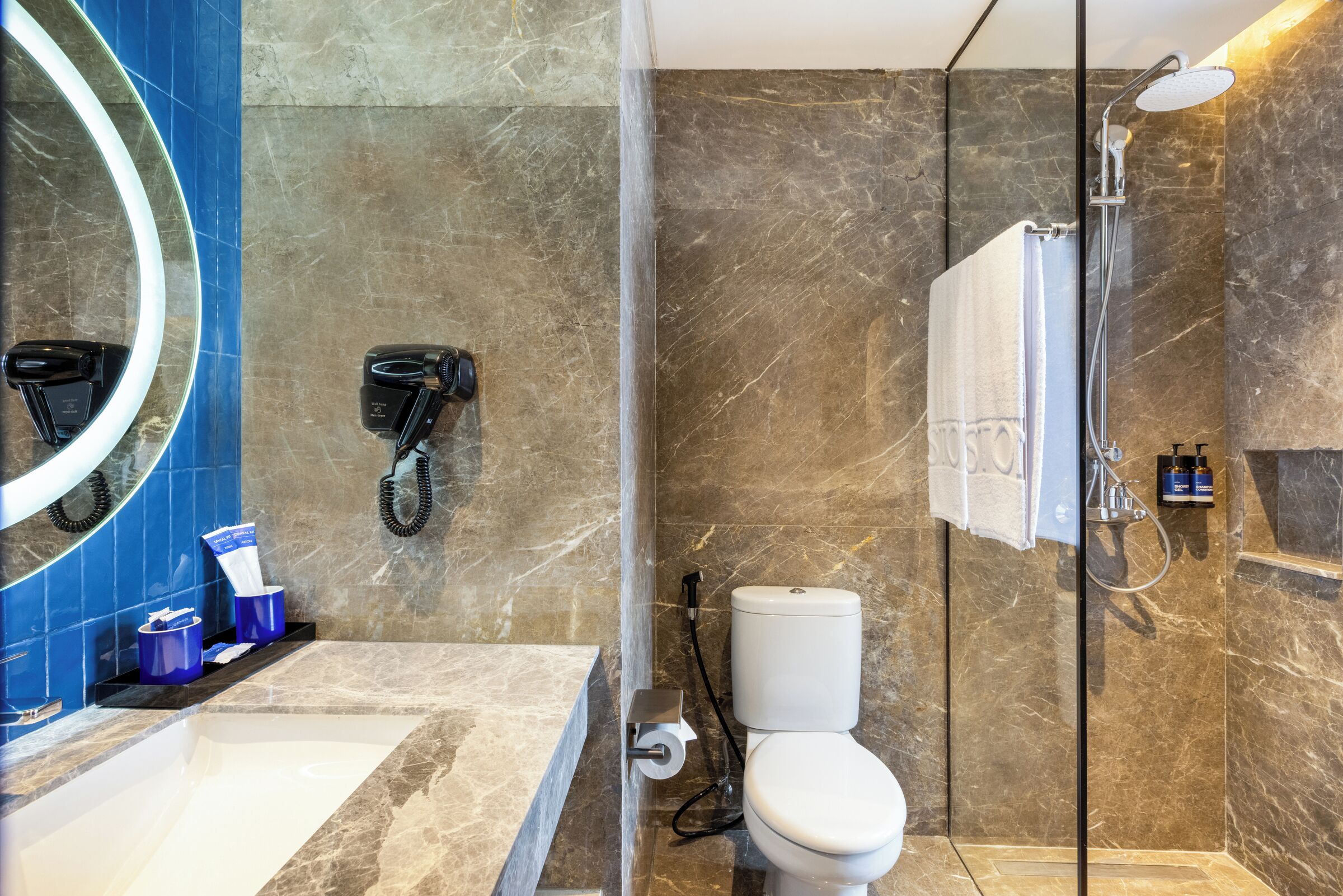 Ducha, artículos de higiene personal gratuitos y secador de pelo
