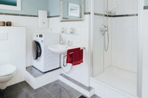 Shower, hair dryer, towels, soap - 2 room app. in Hamburg center/7 min. to central station (Hamburg)