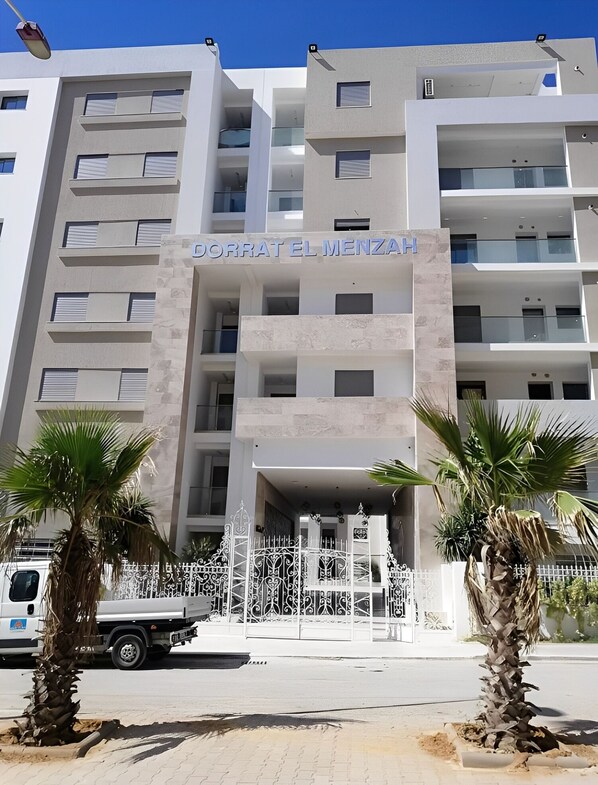 Exterior - Luxury 2-Bedroom Apartment in Menzah 9C, Close to the Airport (Tunis)