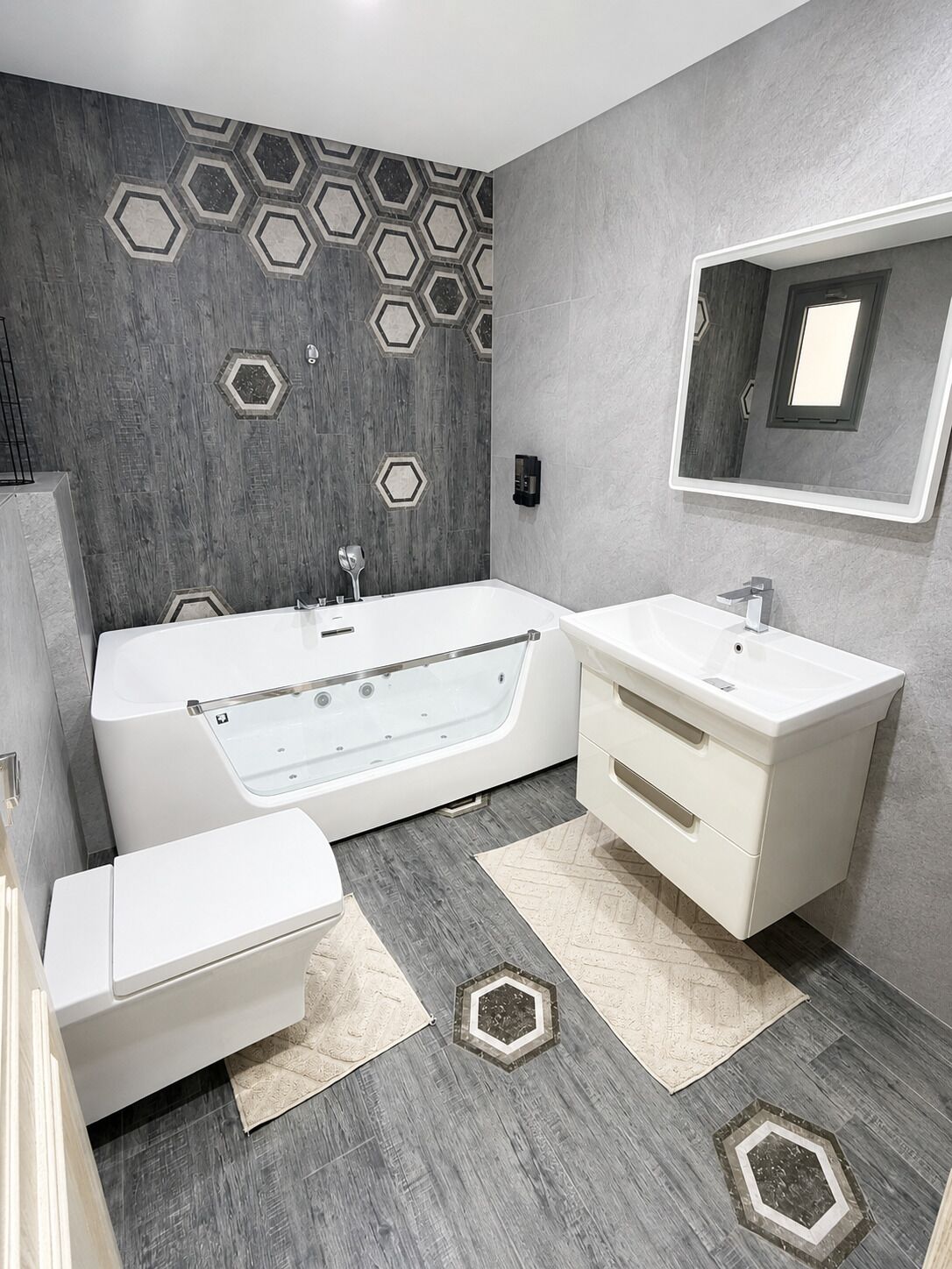 Jetted tub, hair dryer, bidet, towels