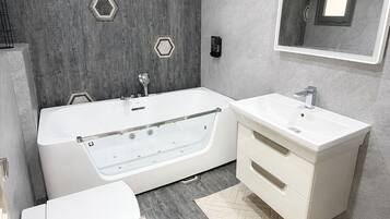 Jetted tub, hair dryer, bidet, towels