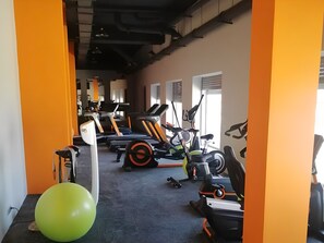 Fitness facility - Luxury 2-Bedroom Apartment in Menzah 9C, Close to the Airport (Tunis)