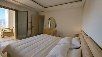 In-room safe, iron/ironing board, travel crib, free WiFi
