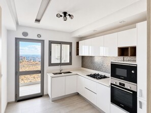 Coffee/tea maker, fridge, microwave, oven - Luxury 2-Bedroom Apartment in Menzah 9C, Close to the Airport (Tunis)