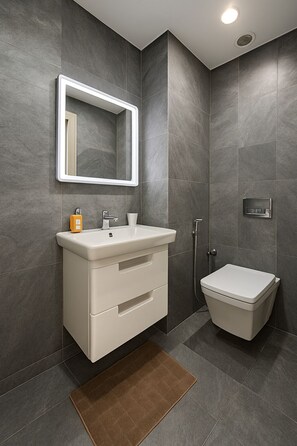 Jetted bath, hair dryer, bidet, towels - Luxury 2-Bedroom Apartment in Menzah 9C, Close to the Airport (Tunis)