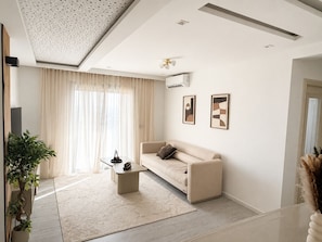 Smart TV - Luxury 2-Bedroom Apartment in Menzah 9C, Close to the Airport (Tunis)
