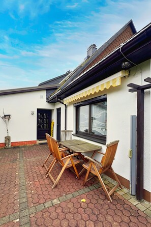 Outdoor dining - Holiday Home 'Ferienhaus Olbernhau' with Private Terrace, Private Garden and Wi-Fi (Olbernhau)